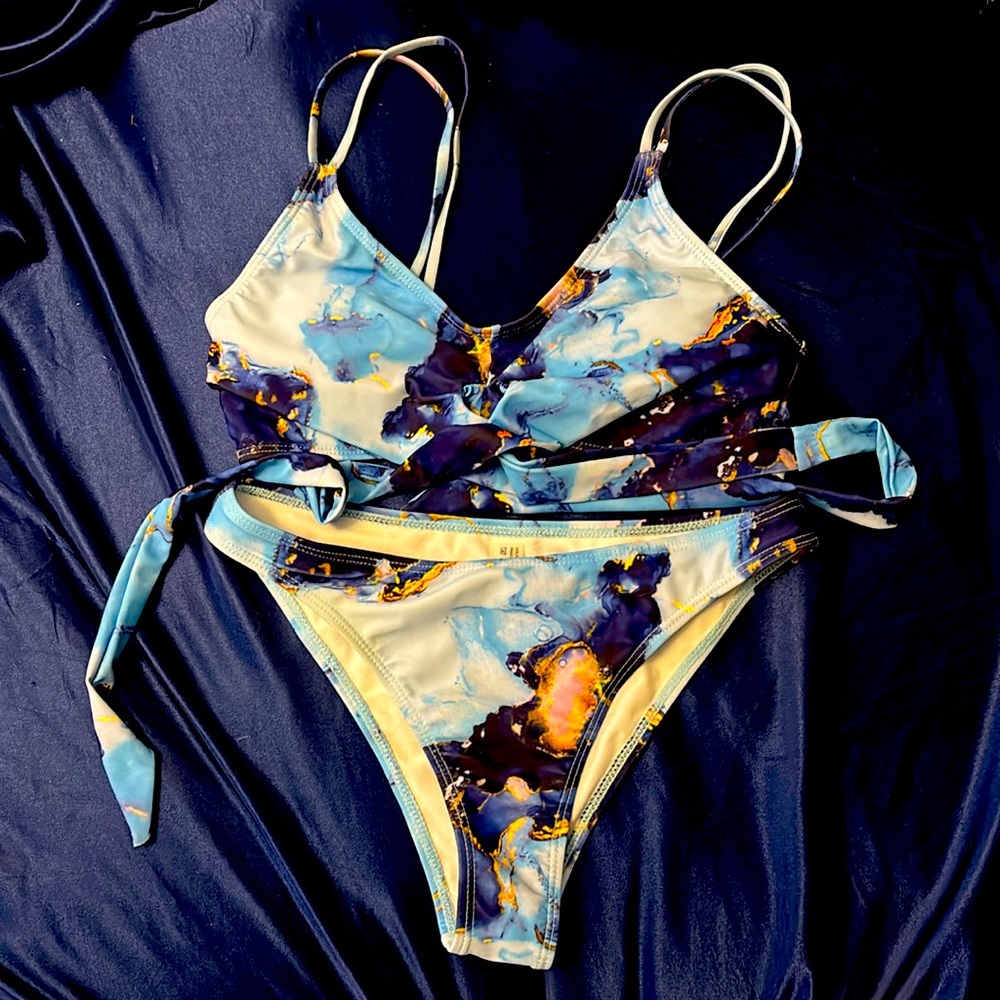 Women’s size small swimsuit. Never worn. Removable padding.